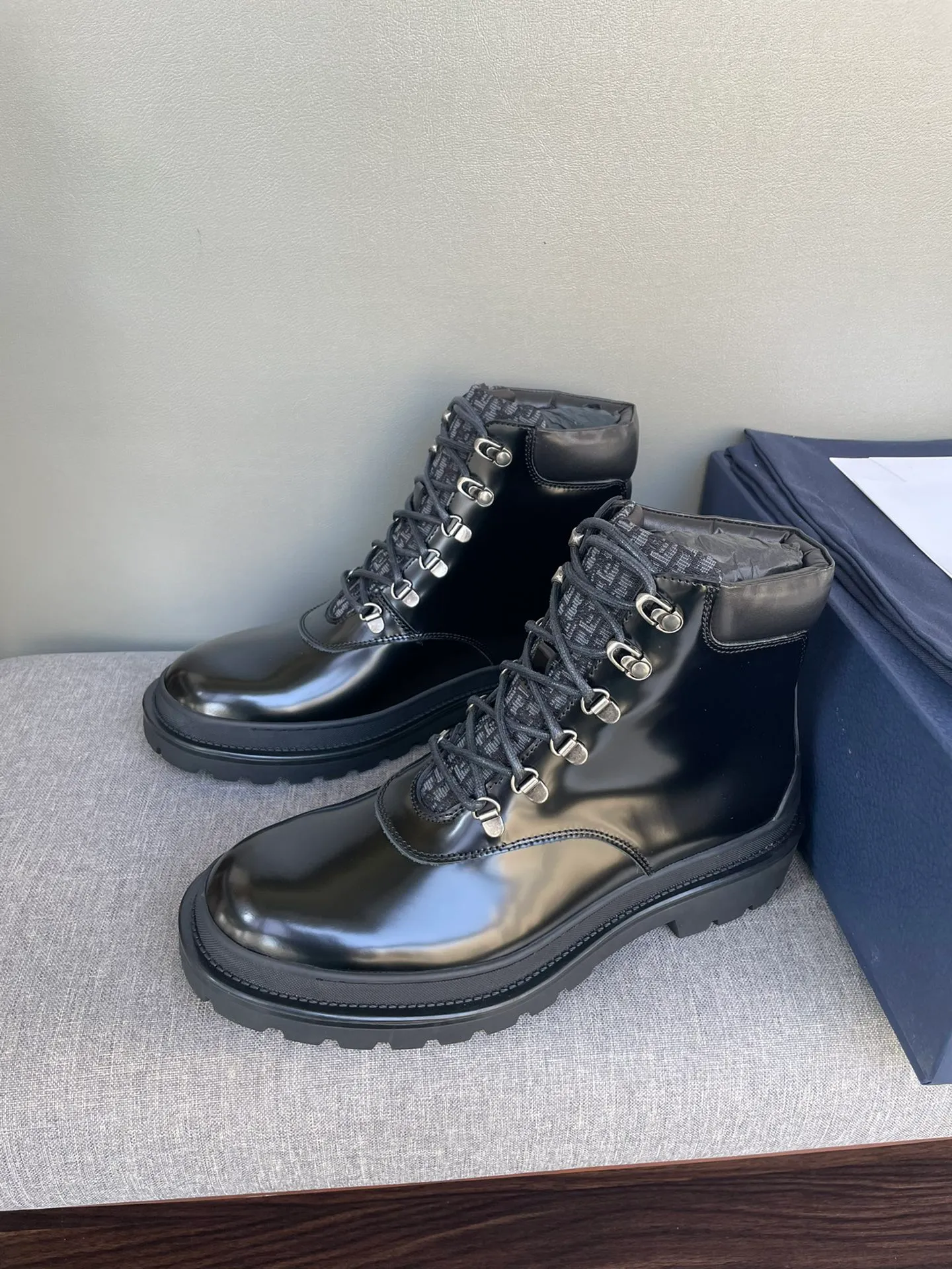 [DIOR] Top P: 1000💰 Number of yards: 39~44 (38.45 custom-made, non-refundable) Dior Dior~ Winter series, original 1:1 development Casual men's leather shoes Heavy investment, shoes and boots are made of imported cowhide + imported Dior special fabric Not easy to deform black cowhide lining Dior large hardware inlay Original TPU vacuum outsole, black cowhide Black open edge beads Military green suede Black suede Khaki suede leather is crafted by a large factory, and the perfect product is only prepared for you who know your taste! Any comparisons are welcome.